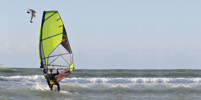 Urlaub auf Rügen im Herbst beim Surfen